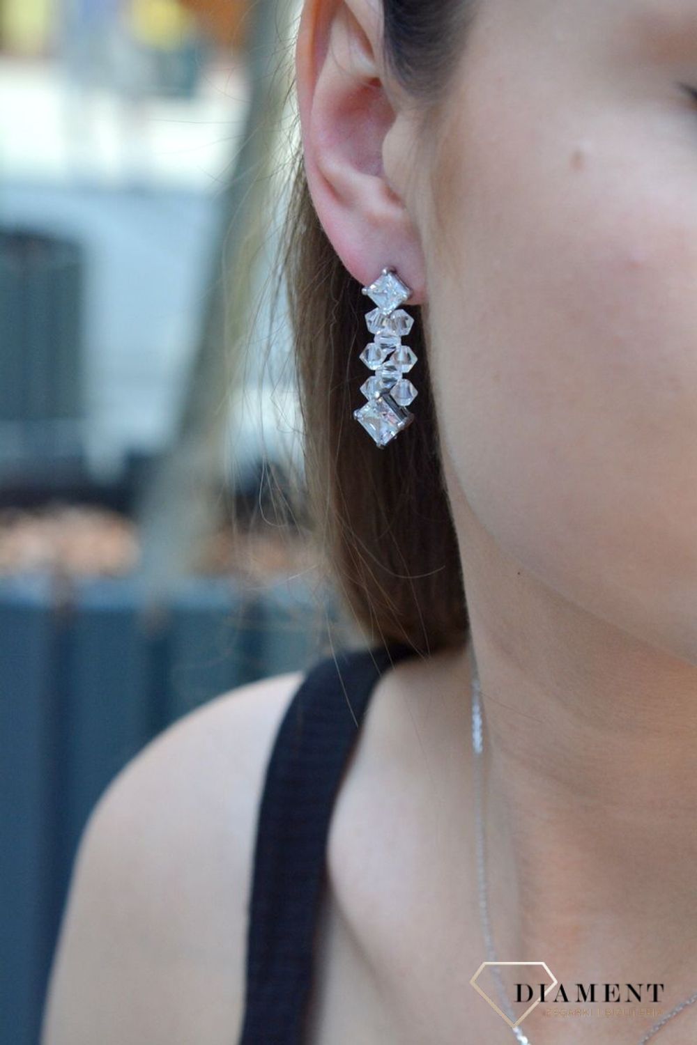 Wiszące kolczyki ślubne wykonane z najwyższej jakości srebra próby 925 i perfekcyjnie szlifowanych kryształów połączonych z cyrkoniami osadzonymi w srebrnej oprawie. Ze względu na neutralny kolor.jpg